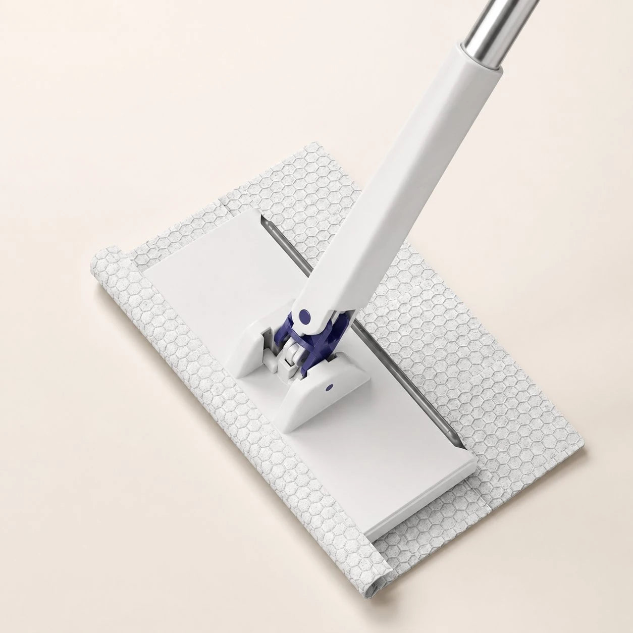 momieco Clamp Mop gripping a cleaning cloth